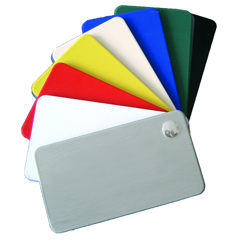 Plusieurs plaques de différentes couleurs (gris, blanc, rouge, jaune, ivoire, bleu, vert et noir) de la marque DILITE®, construit par 3A Composites, servant à l'impression digitale. Ces panneaux de composite aluminium sont recyclables.
